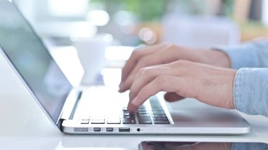 Dizüstü bilgisayardan Veri Giren Elleri Kapat