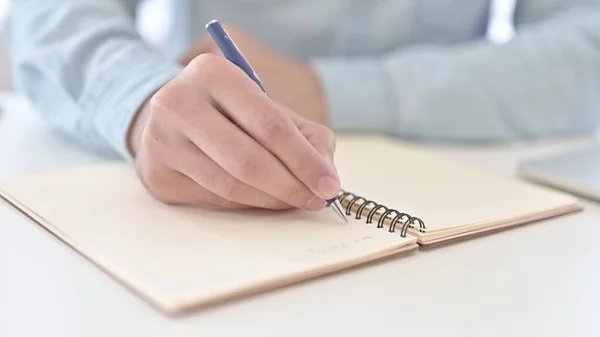 Primer plano del hombre Manos escribiendo notas — Foto de Stock