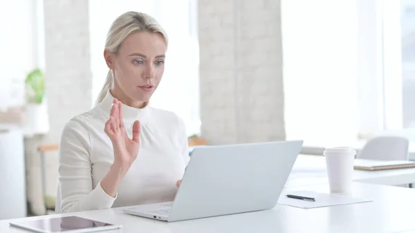 Junge Geschäftsfrau beim Videochat am Laptop — Stockfoto