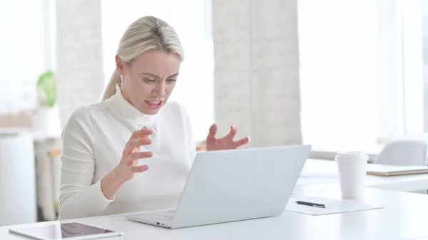 怒っている若いビジネスマンの女性がノートパソコンで働く — ストック写真