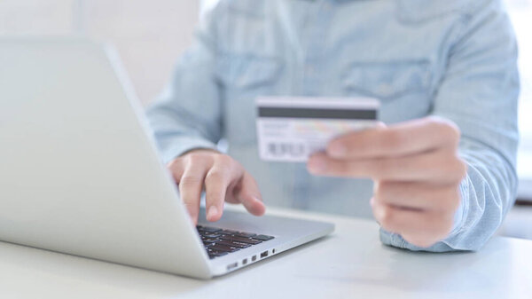 Онлайн-шопинг, использование кредитной карты сверху
