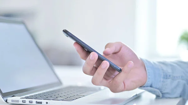 Close Up of Hand using Smartphone in Office — Stock Photo, Image