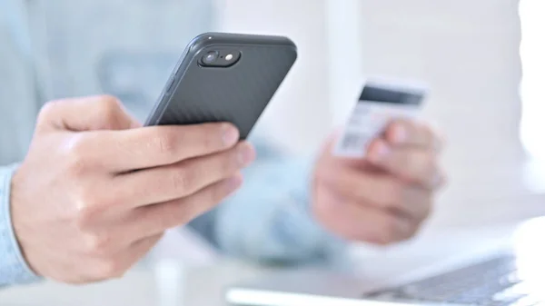 Κοντινό πλάνο των χεριών χρησιμοποιώντας πιστωτική κάρτα για Smartphone — Φωτογραφία Αρχείου