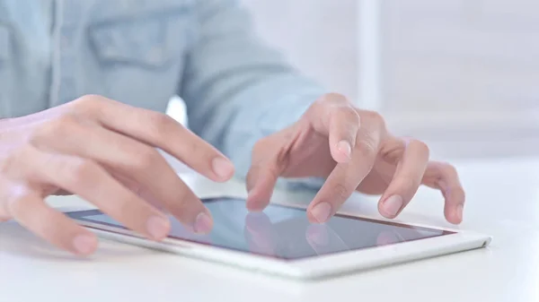 Close Up di Giovani Mani di Ragazzo che fanno il lavoro creativo su Tablet — Foto Stock