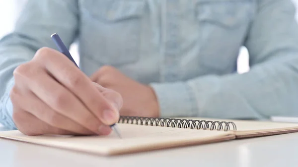 Primer plano del hombre Manos escribiendo notas sobre productos lácteos —  Fotos de Stock