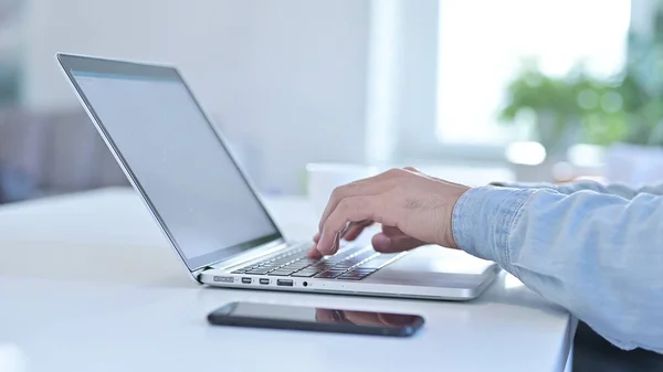 Nahaufnahme der Hand mit Laptop im Büro — Stockfoto