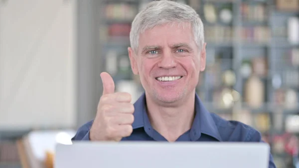 Портрет успешного мужчины средних лет с большими пальцами — стоковое фото