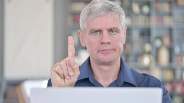 Porträt eines gutaussehenden Mannes mittleren Alters, der per Fingerzeichen Nein sagt — Stockfoto