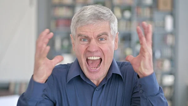 Portret mężczyzny w średnim wieku krzyczącego i wrzeszczącego ze złością — Zdjęcie stockowe