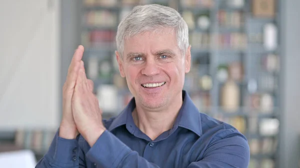 Retrato do homem alegre de meia-idade batendo palmas com as mãos — Fotografia de Stock