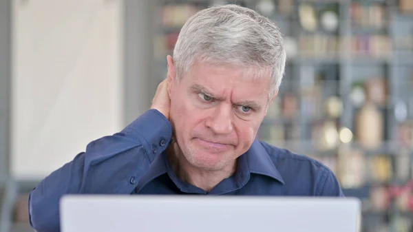 Retrato do homem cansado com dor no pescoço enquanto trabalhava no laptop — Fotografia de Stock