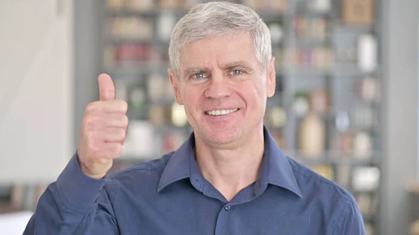 Portrait of Cheerful Man showing Thumbs Up — ストック写真