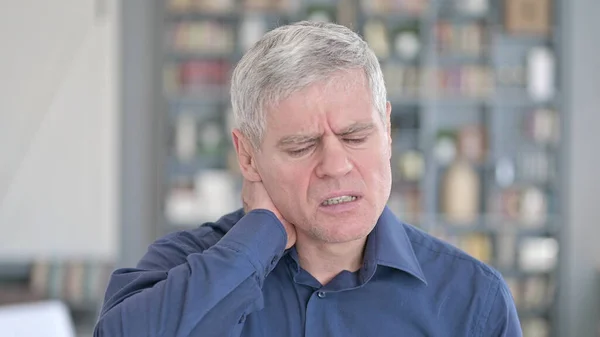 Portret zmęczonego mężczyzny w średnim wieku z bólem szyi — Zdjęcie stockowe