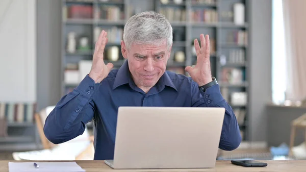 オフィスのノートパソコンで作業中に失敗に反応する衝撃的な男 — ストック写真
