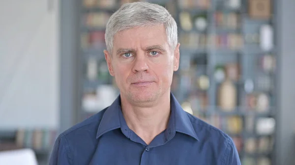 Kameraya bakarak ciddi adam portresi