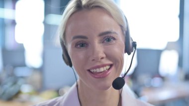 Kadın Çağrı Merkezi çalışanının kapatılması Müşteri ile Konuşuyor
