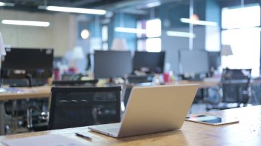Masasında dizüstü bilgisayarı olan Boş Ofis