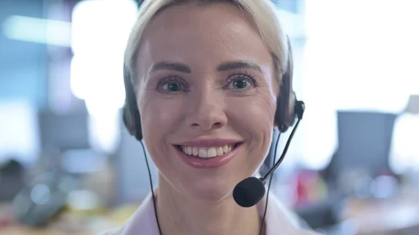 Zblízka Usmívající se žena call centra Zaměstnanec při pohledu na fotoaparát — Stock fotografie