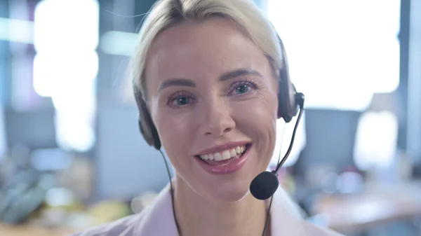 Close-up de Feminino Call Center Empregado conversando com o cliente — Fotografia de Stock