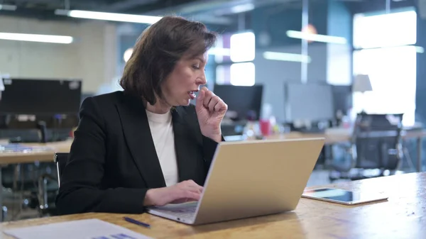 Malade vieille femme d'affaires tousse au travail — Photo