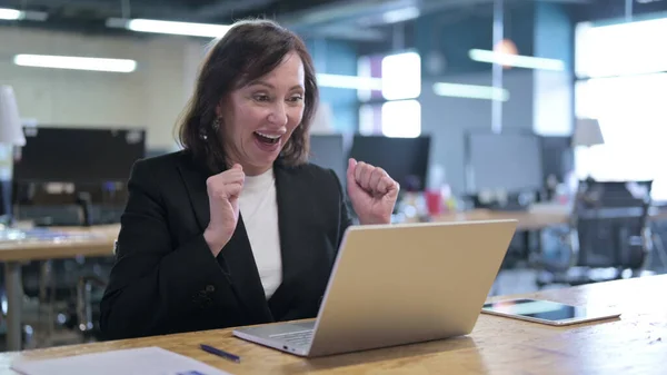 Vieille femme d'affaires réussie Célébration avec poing Travailler sur ordinateur portable — Photo