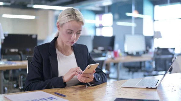 Empresaria seria usando Smartphone en el Trabajo —  Fotos de Stock