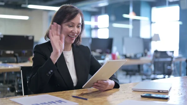 Serious Old Businesswoman trabalhando em Tablet no escritório — Fotografia de Stock