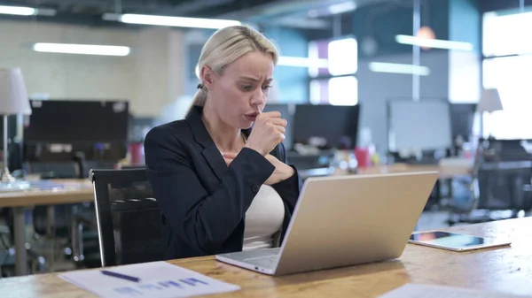 Mulher de negócios doente tosse no trabalho — Fotografia de Stock