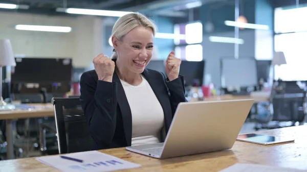 Empresária bem sucedida comemorando no trabalho — Fotografia de Stock