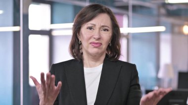 Şok Olmuş Yaşlı İş kadınının El Hareketleriyle Başarısızlığa Tepkisi