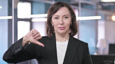 Hayal kırıklığına uğramış yaşlı iş kadınının portresi Başparmakları Gösteriyor