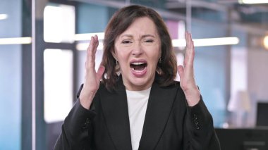 Yaşlı iş kadınının portresi Öfkeyle bağırıyor ve çığlık atıyor