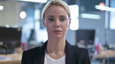 Ciddi İş Kadını Portresi Kameraya Bakıyor