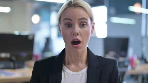 Portrait of Shocked Businesswoman in Wonder Showing Disbelief — Stock Photo, Image