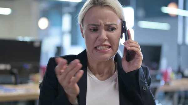 Angry Businesswoman Scolding and Shouting during Phone Talk — Stock Photo, Image