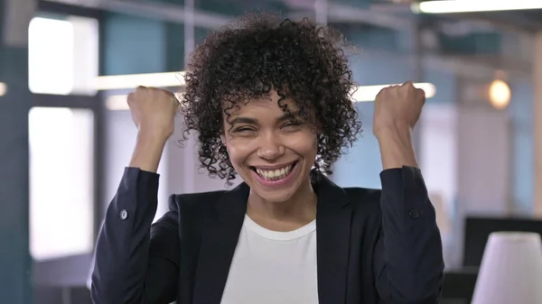 Porträt einer erfolgreichen Geschäftsfrau, die ihren Gewinn feiert — Stockfoto