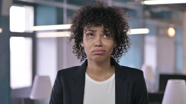 Retrato de una empresaria africana decepcionada mirando a la cámara y frunciendo el ceño —  Fotos de Stock