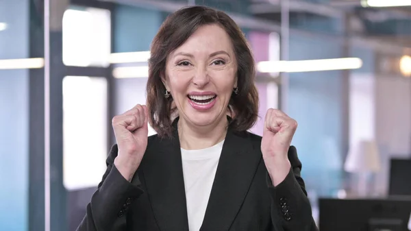 Emocionado Vieja Empresaria Celebrando con ambos Puño —  Fotos de Stock