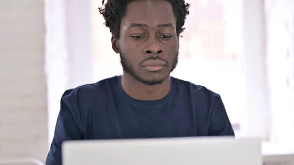 Close Up of Young African Man Trabalhando no Laptop — Fotografia de Stock