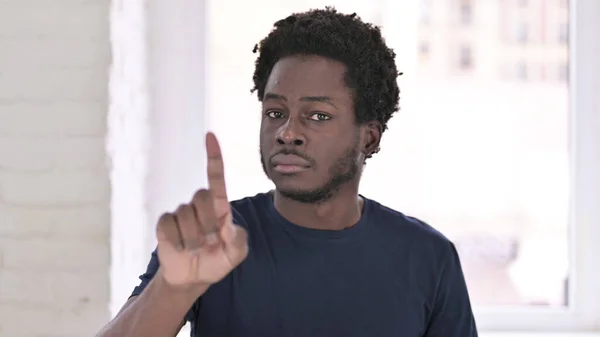 Portrét mladého Afroameričana, který říká ne s prstem — Stock fotografie