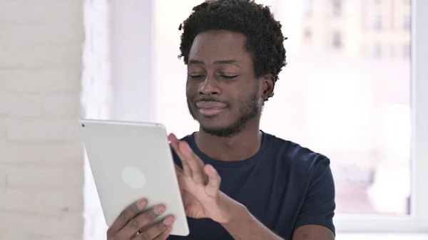 Retrato de Jovem Afro-Americano Usando Tablet — Fotografia de Stock