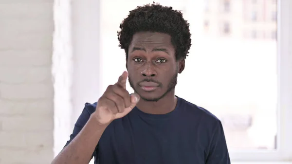 Afro-Amerikalı adam kamerayı işaret ediyor. — Stok fotoğraf