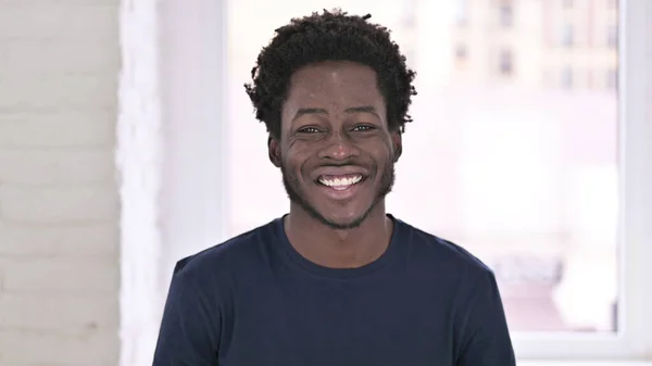 Porträtt av leende ung afroamerikansk man tittar på kameran — Stockfoto