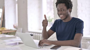 Yorgun Genç Kadın 'ın Baş Ağrısı Portresi