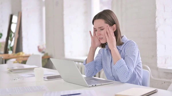 Schockierte Frau reagiert auf Versagen in modernem Büro — Stockfoto