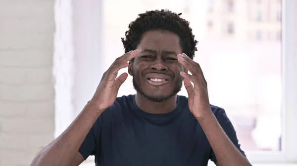 Portret zszokowanego młodego Afroamerykanina reagującego na porażkę — Zdjęcie stockowe