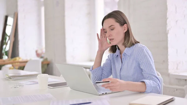 Glada kvinna reagerar på online betalningsförsummelse i Office — Stockfoto