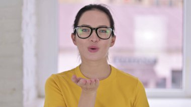 Çekici Genç Kadın Tasarımcının Portresi Uçan Öpücük Veriyor