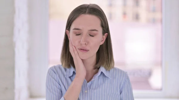 Diş Ağrısı Olan Hasta Genç Kadın 'ın Portresi