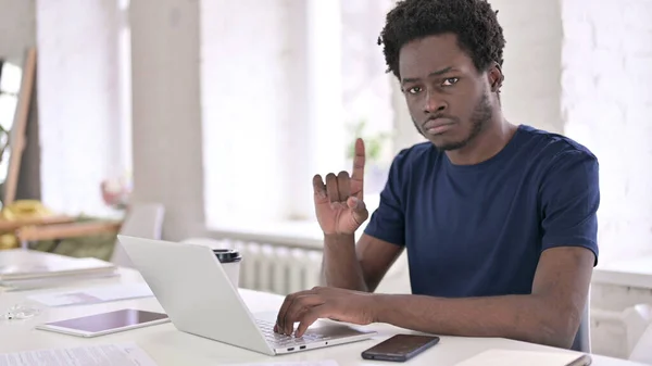 Porträtt av trött ung kvinna med nacksmärta — Stockfoto